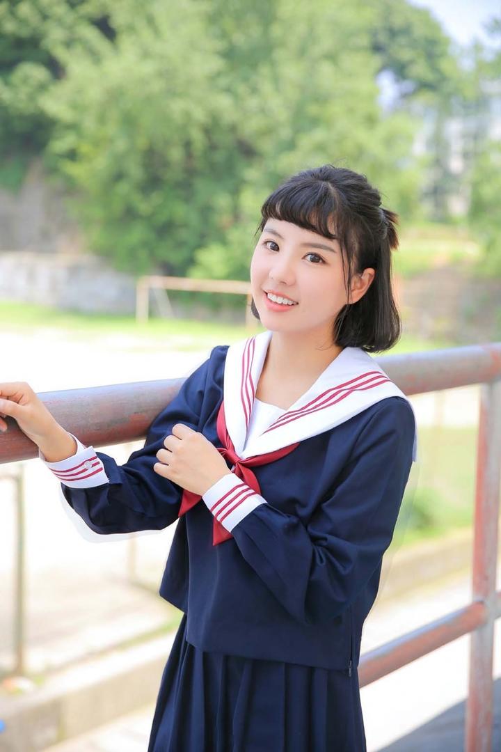 甜美可爱的校服美少女高清写真图片