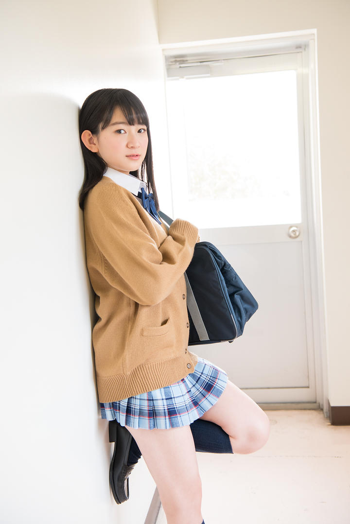 靠在墙边的日本清纯美女学生图片