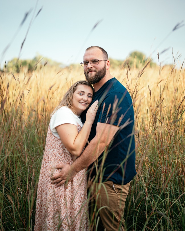 芦苇丛中拥抱的情侣图片