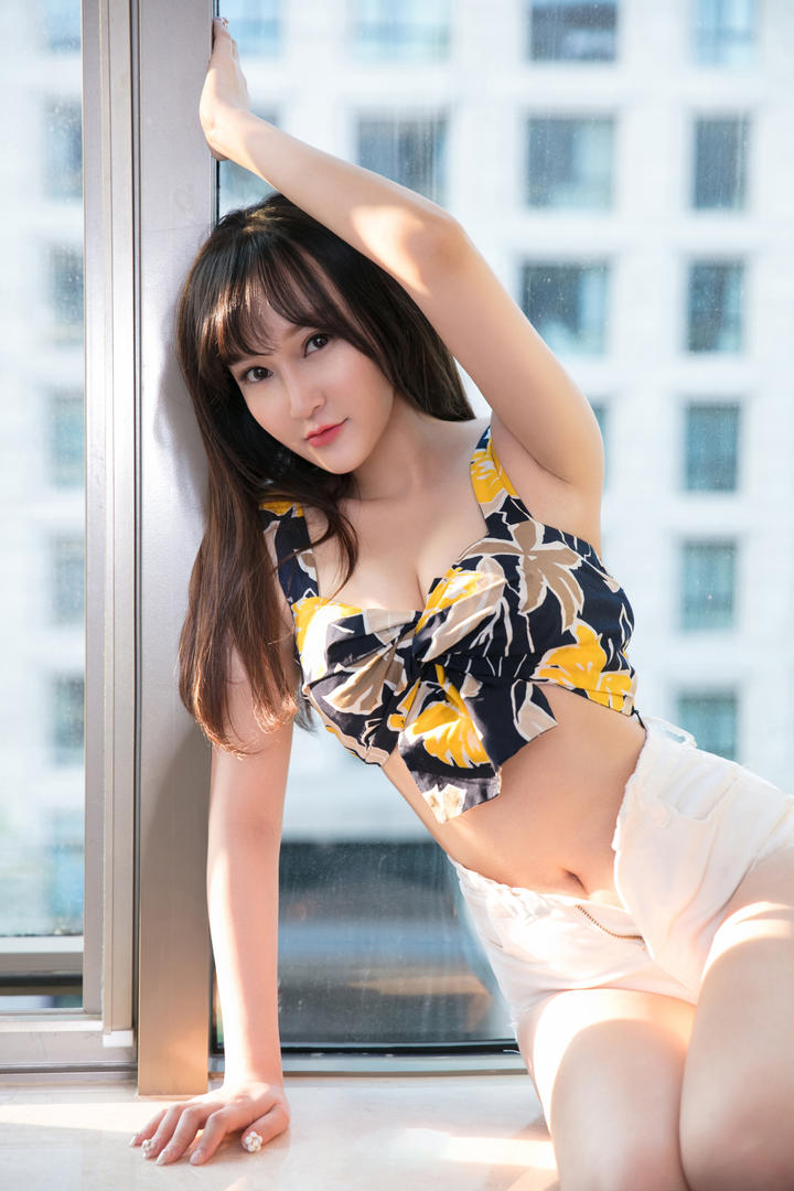 坐在窗户边的高清美女图片