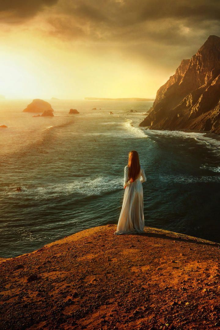 夕阳下海边女生背影艺术摄影图片