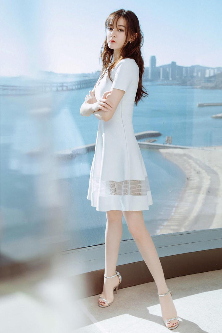 站在落地窗前穿着白色连衣裙的女星迪丽热巴图片
