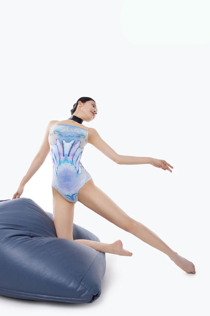 穿紧身体操服跳舞的瑜伽美女人体艺术写真图片