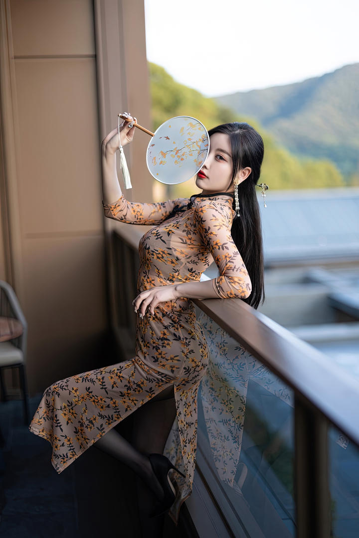 秀人网嫩模写真杨晨晨穿旗袍尽显S型身材图片