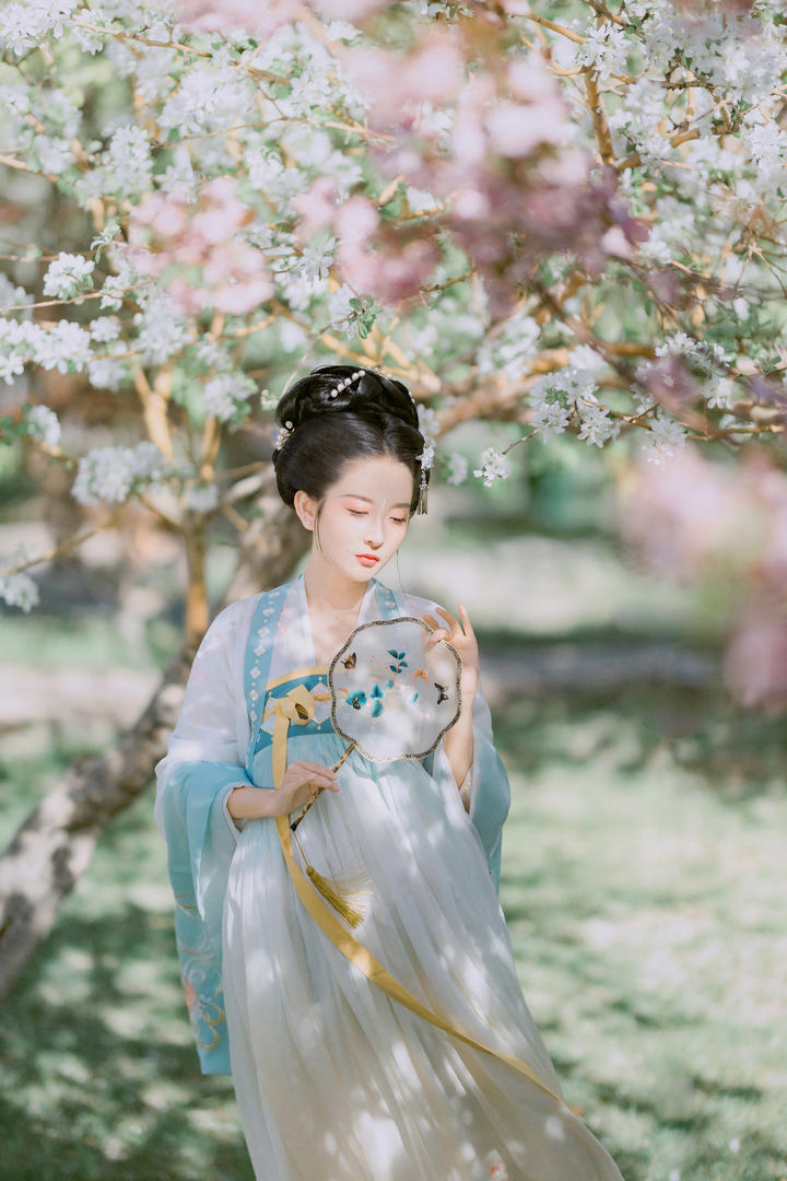 桃花树下的唯美古装美女图片高清壁纸大全