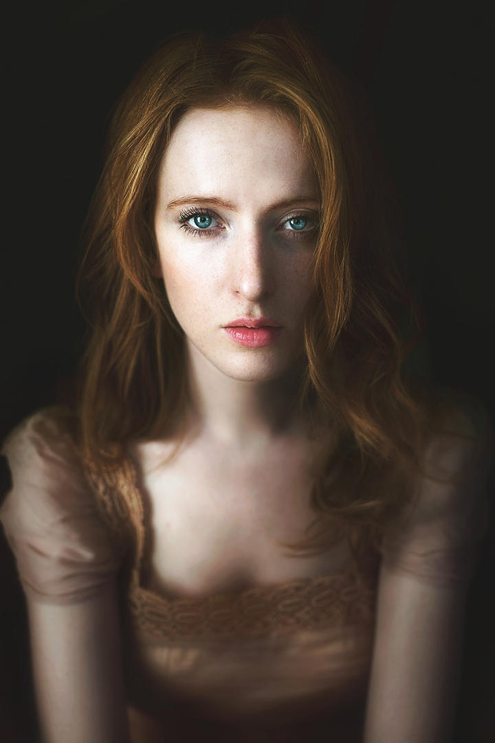 欧美蓝色眼睛美女特写图片