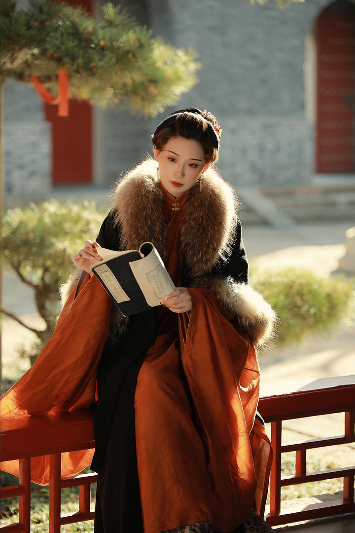 坐在栏杆上读书的气质古装美女艺术照图片