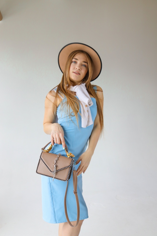 蓝色连衣裙香包美女模特图片