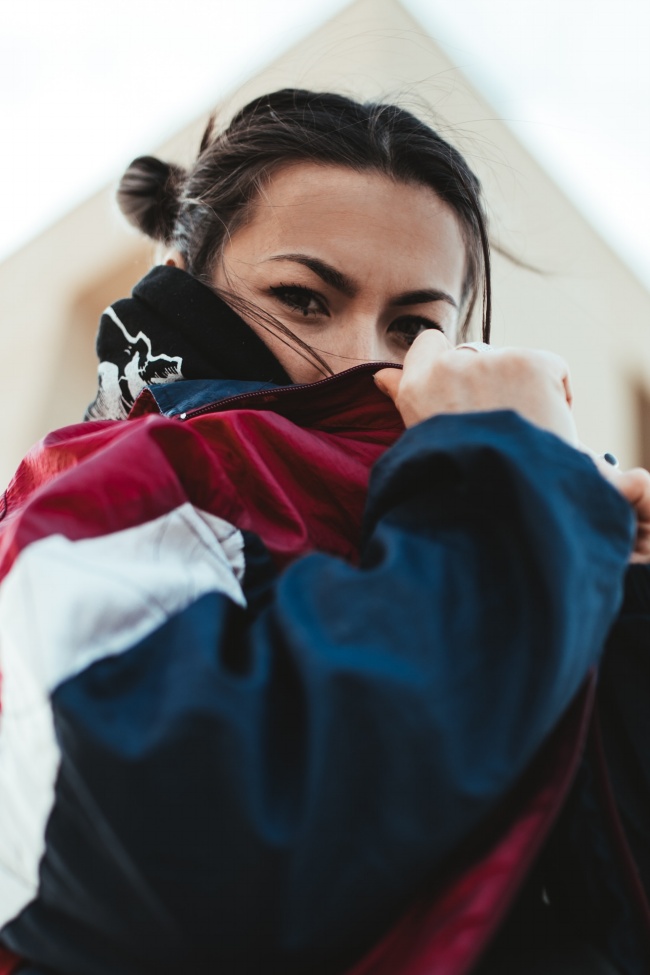 运动夹克风美女图片