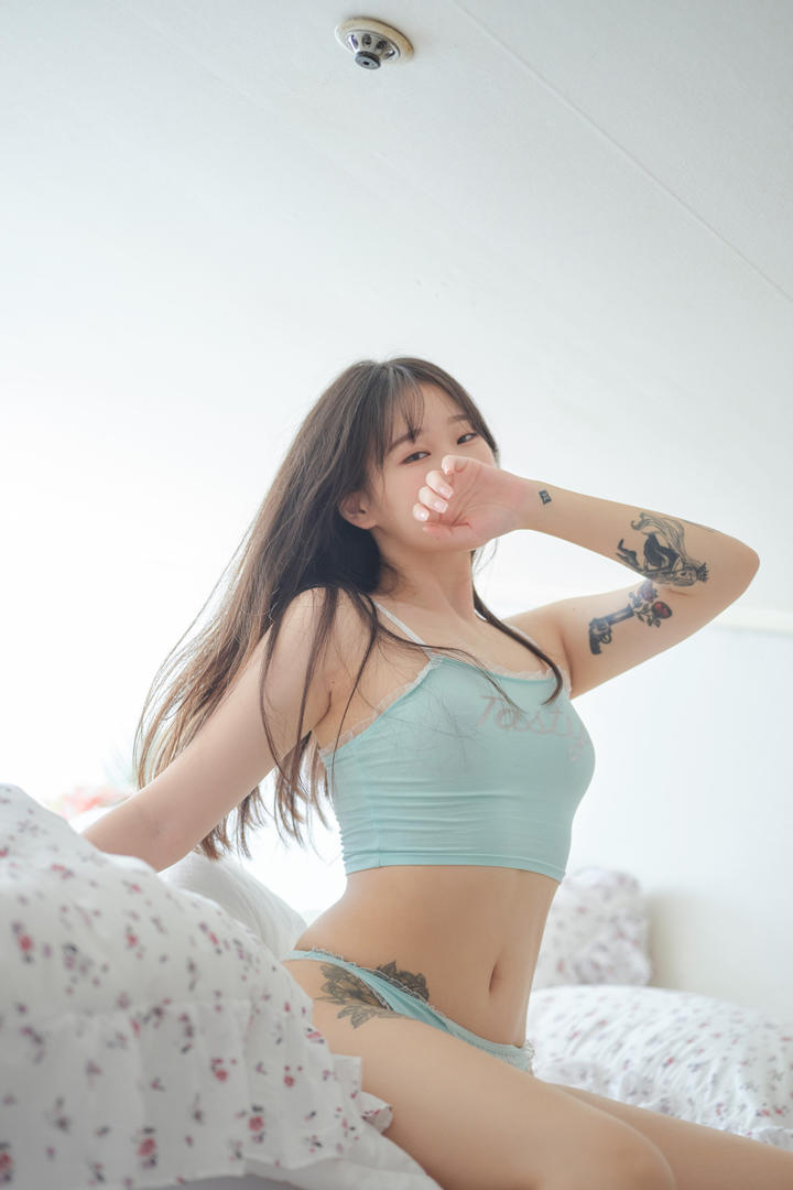 首尔艺高生限定福利｜青涩与性感的完美平衡｜晨光窗帘下的纯欲定格