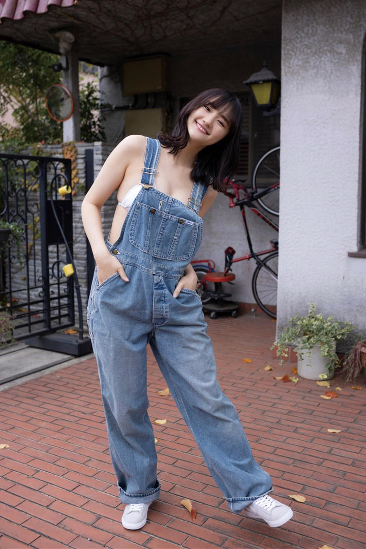 清纯背带裤美女图片