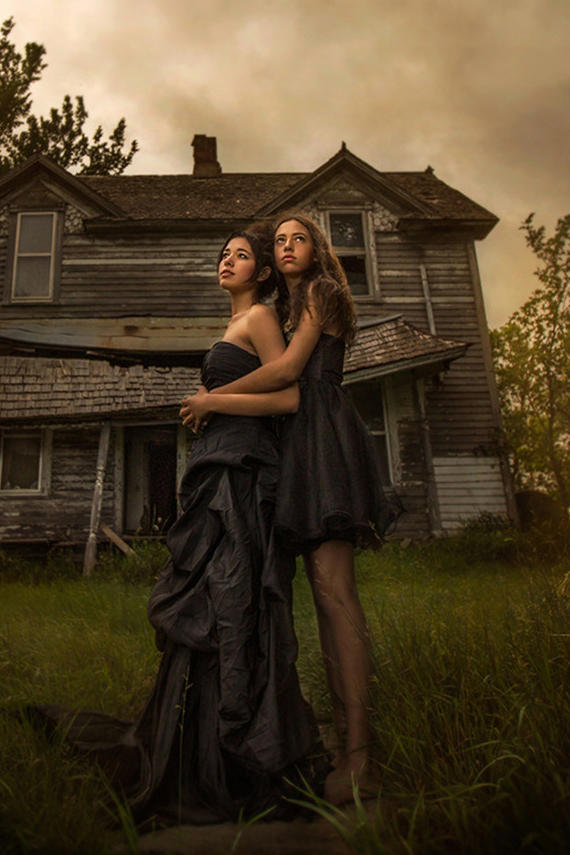 站在房子前姐妹摄影图片