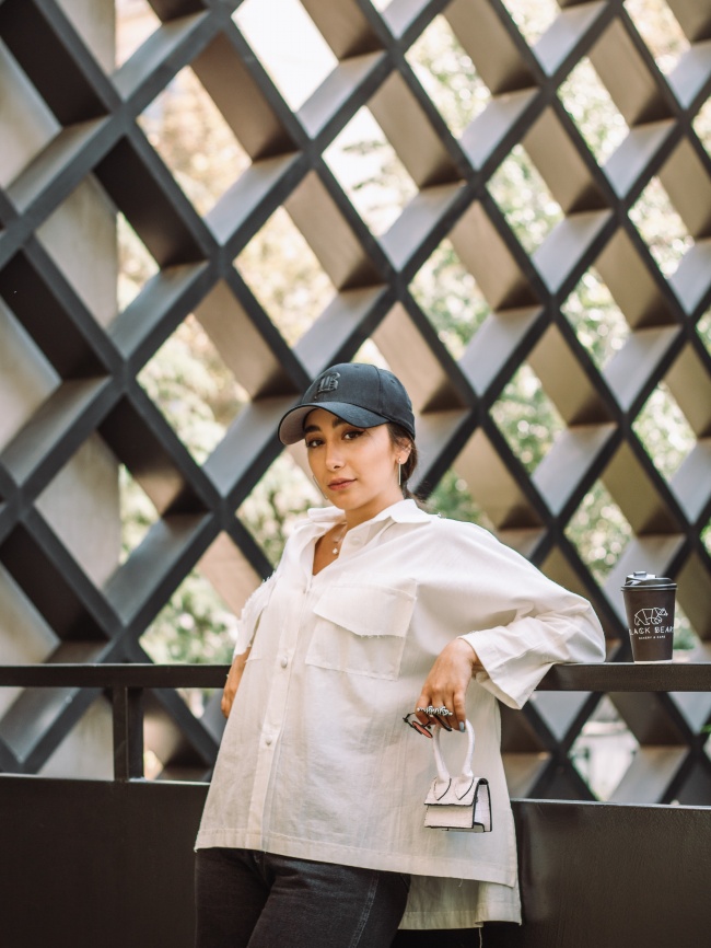 白色衬衫鸭舌帽美女图片