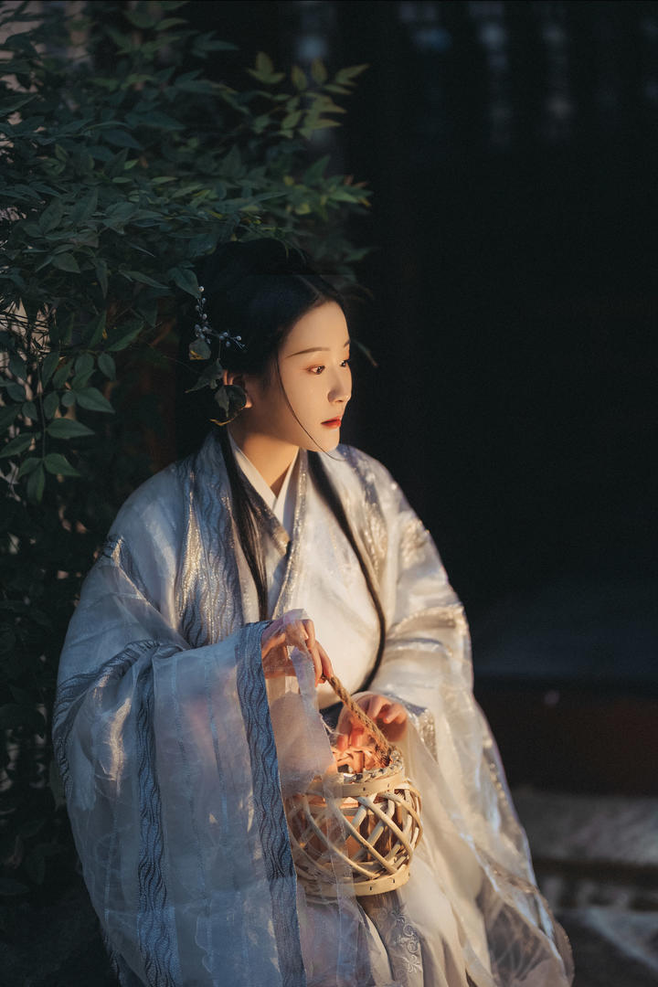 提着灯笼的古装美女高清唯美艺术照图片