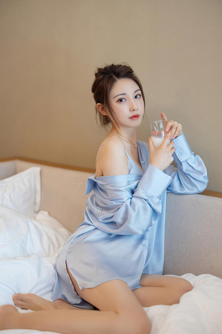 喝牛奶的极品美女刘奕宁写真图片