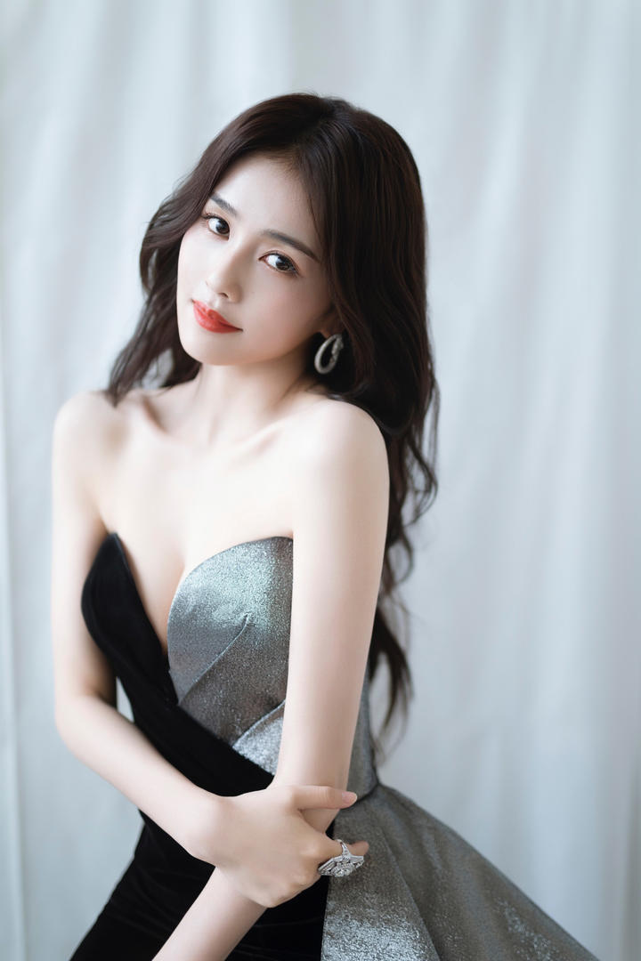 中国性感女明星白鹿穿时尚低胸礼服图片