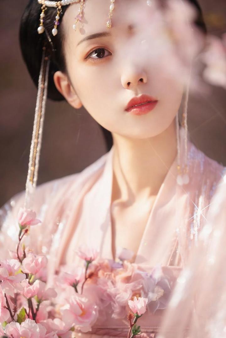 面若桃花的唯美古装美女特写图片