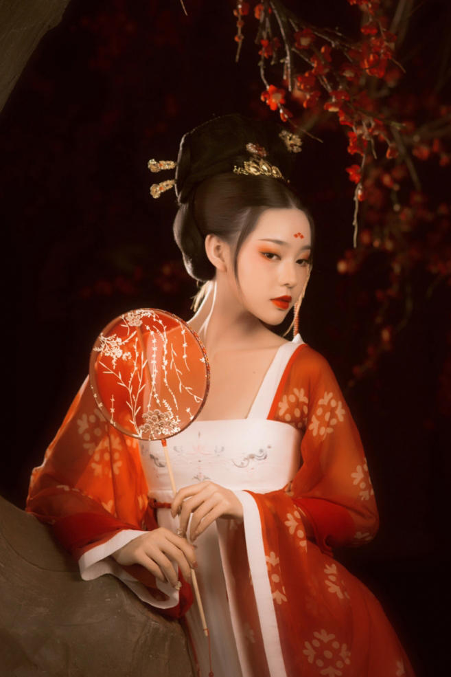 拿着扇子的唐代古装美女艺术写真图片