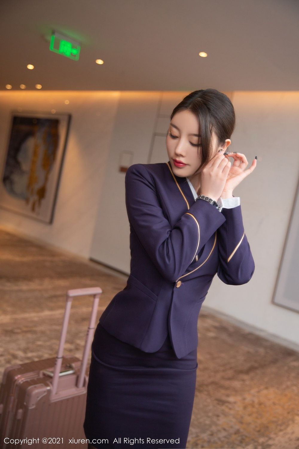 秀人网性感女神杨晨晨Yome空姐制服举杯共饮主题私房写真