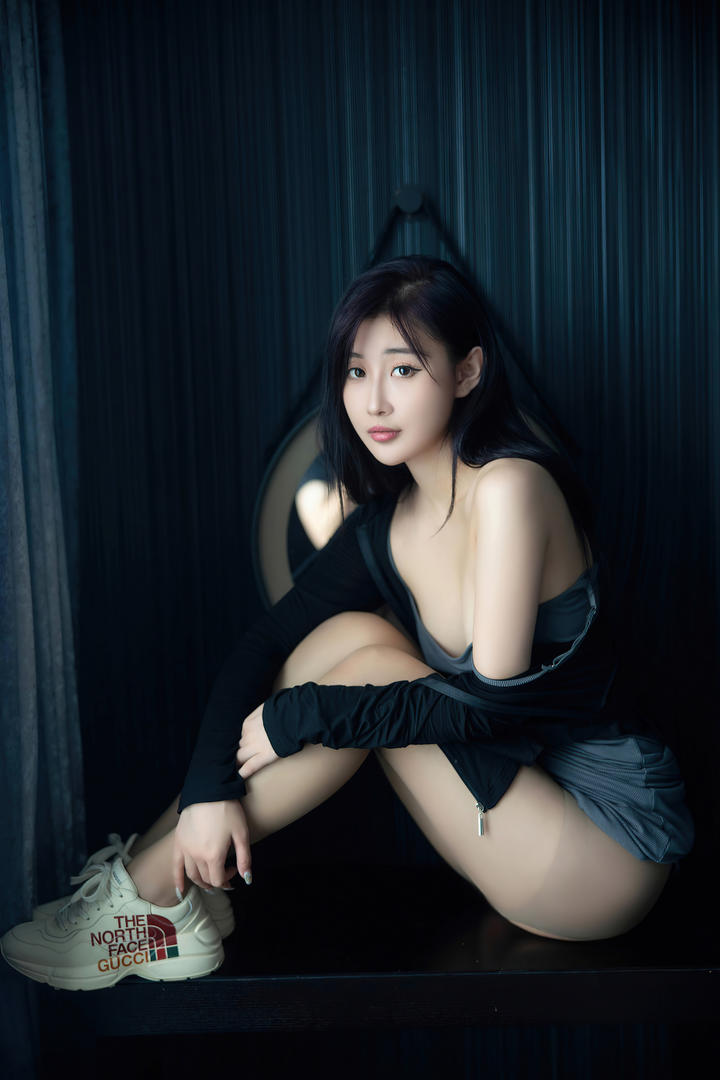 半露香肩的极致诱惑美女顾楚楚邪恶内涵图片