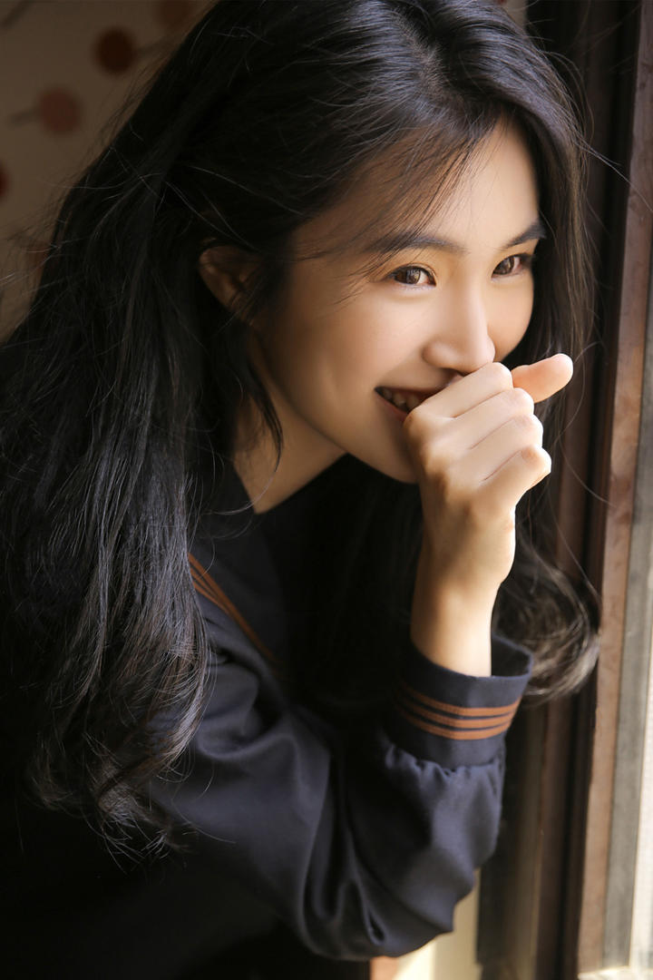 捂嘴偷笑的头像女生简单气质写真图片