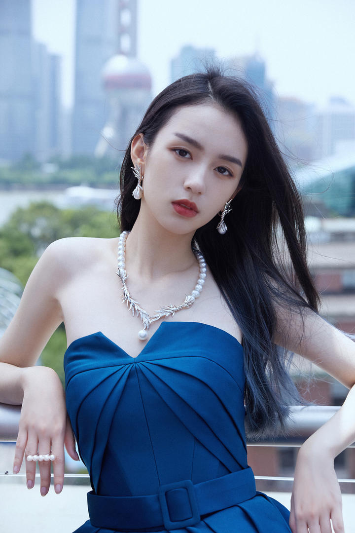 明眸皓齿的清纯气质美女街拍图片