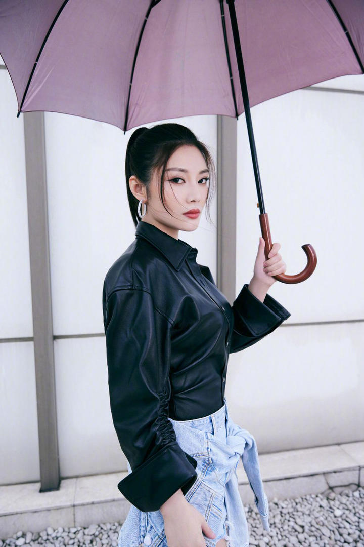 撑着伞的美女明星徐冬冬图片