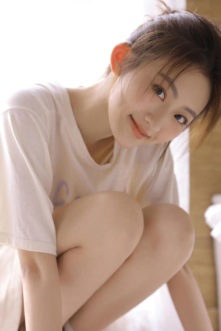 穿着宽松体恤的女生好看的头像女生图片