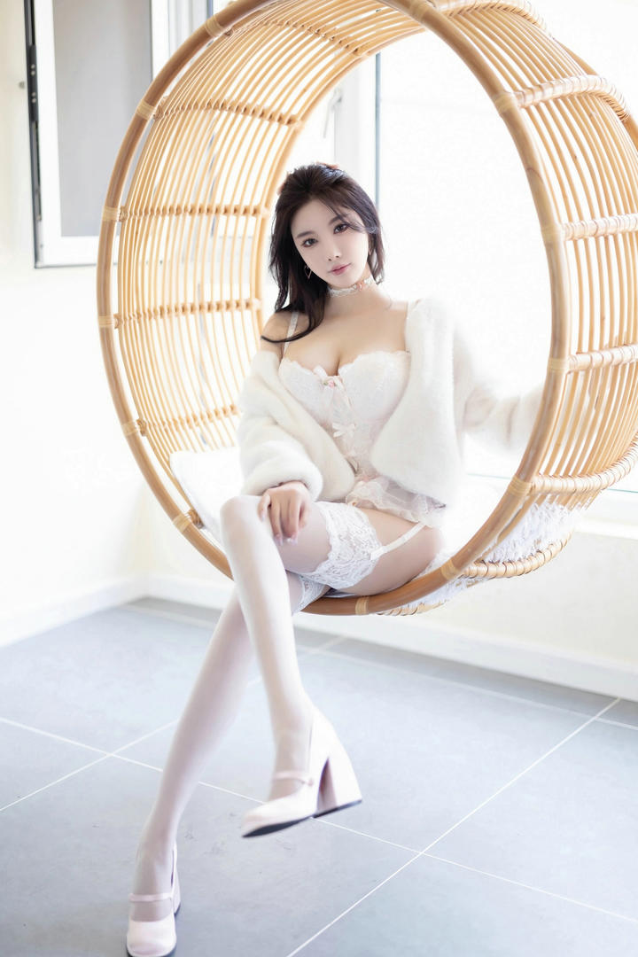 坐在摇椅上的白丝袜美女国模杨晨晨最新写真套图