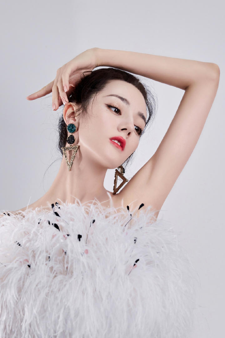 迪丽热巴羽毛短裙性感图片写真