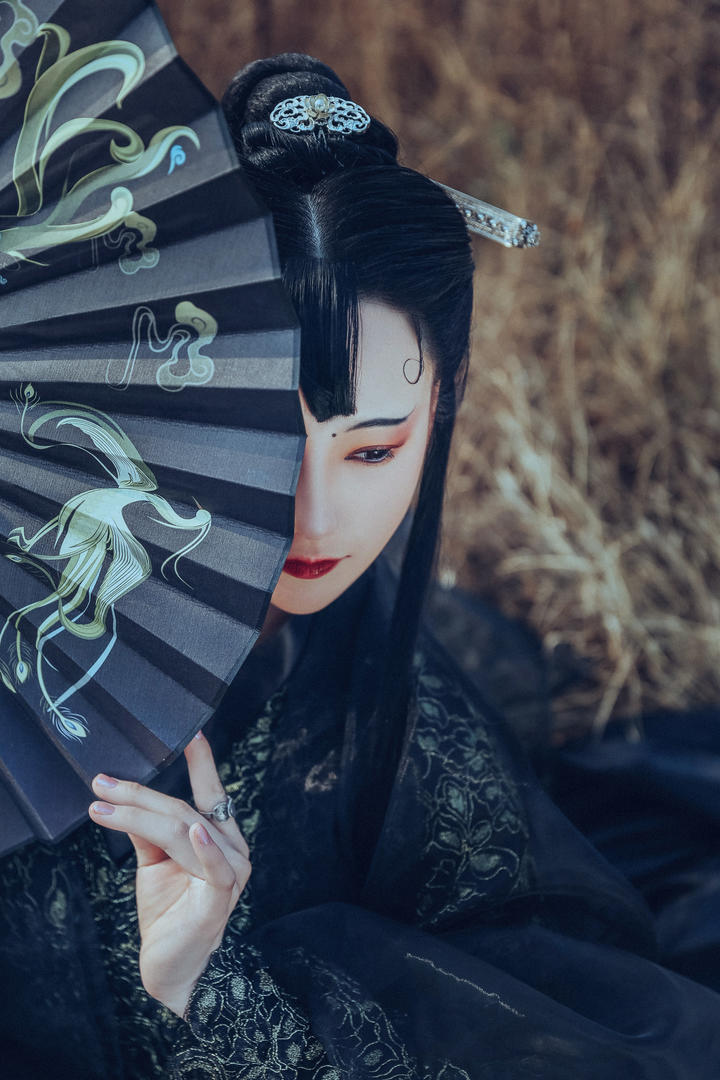用扇子遮住脸的高清古装美女艺术写真