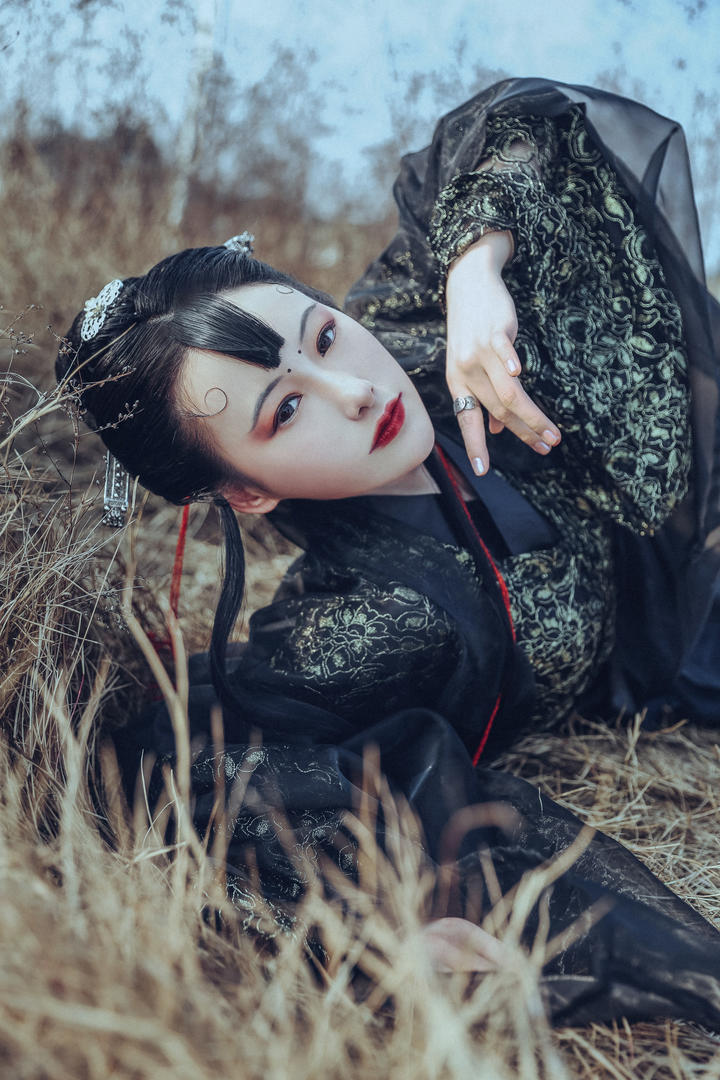 躺在草地上的超清古装美女艺术写真