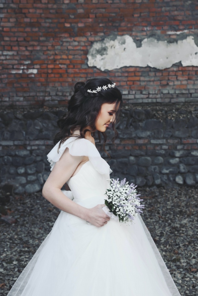 穿白色婚纱的女人侧颜图片