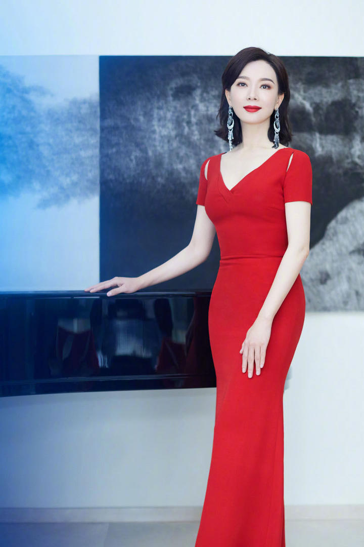 气质美女明星陈数晚礼服写真