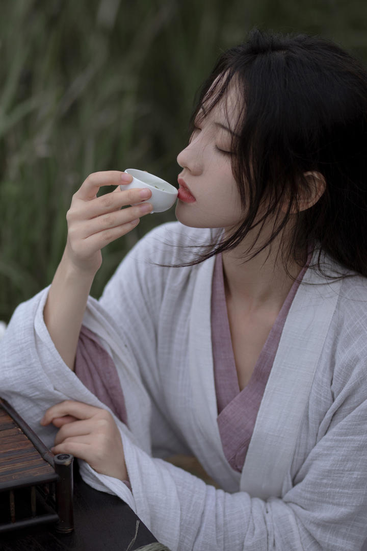 品茶的白衣汉服美女唯美人像摄影图片