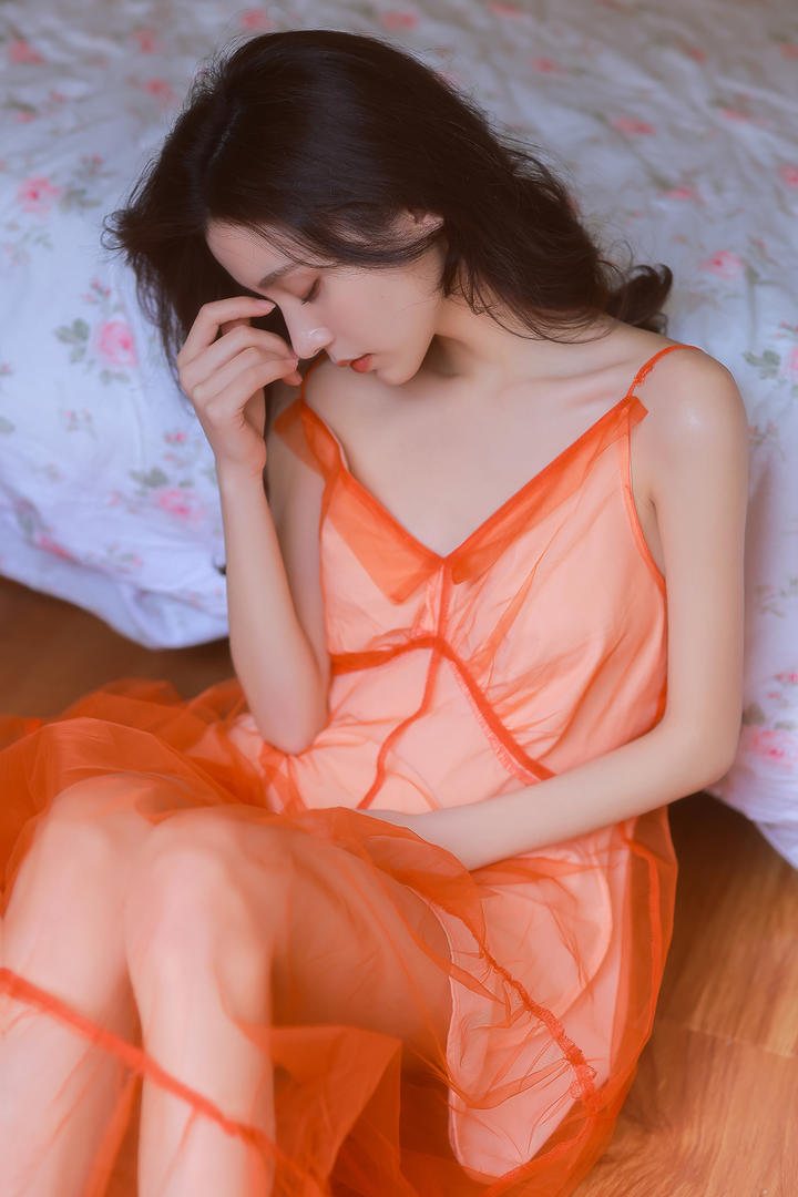 美女吊带睡衣诱惑写真