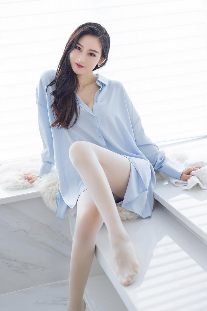 穿着宽松衬衣的Vanessa清纯校花沦为玩物
