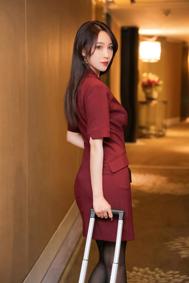 拖着行李箱的性感空姐丝袜美女周慕汐写真图片