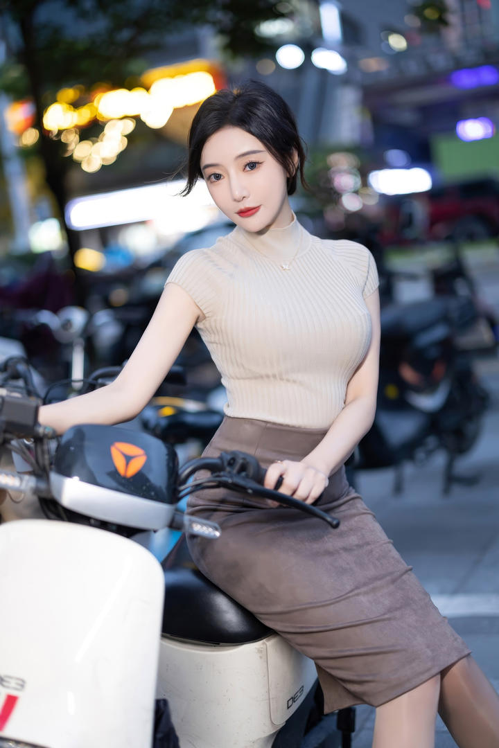 骑电动车的极品气质美女王馨瑶街拍图片