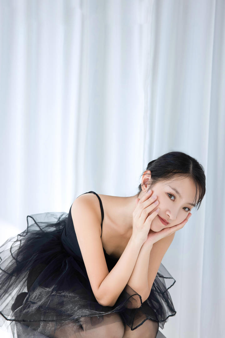 捧着脸的黑丝美女跳舞佳宁写真图片