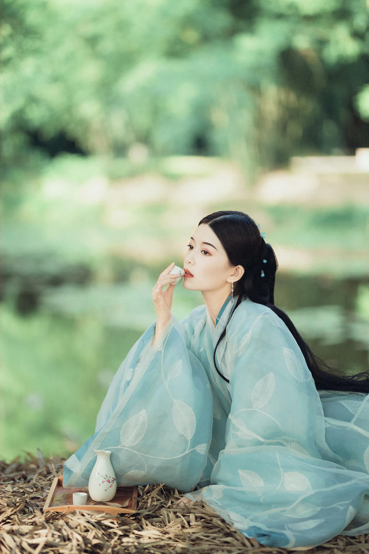 竹林中喝酒的唯美高清古装汉服美女壁纸图片