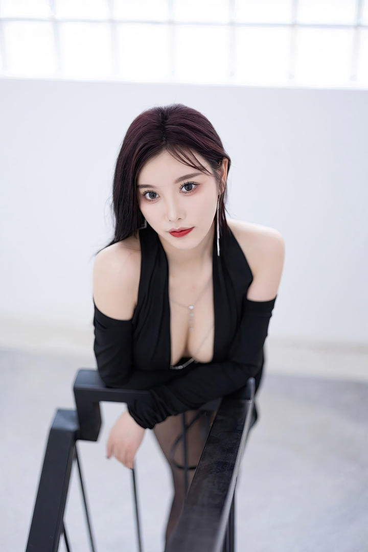 国产性感美女杨晨晨美乳诱惑写真图片