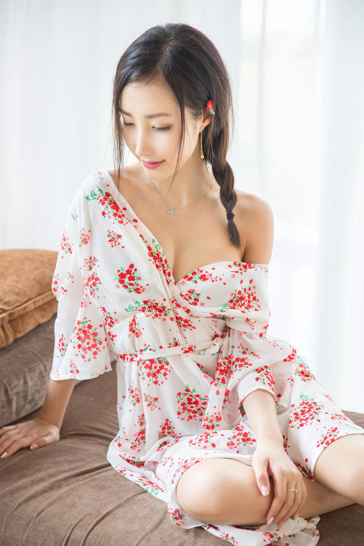 坐在床上的性感大胸女神写真