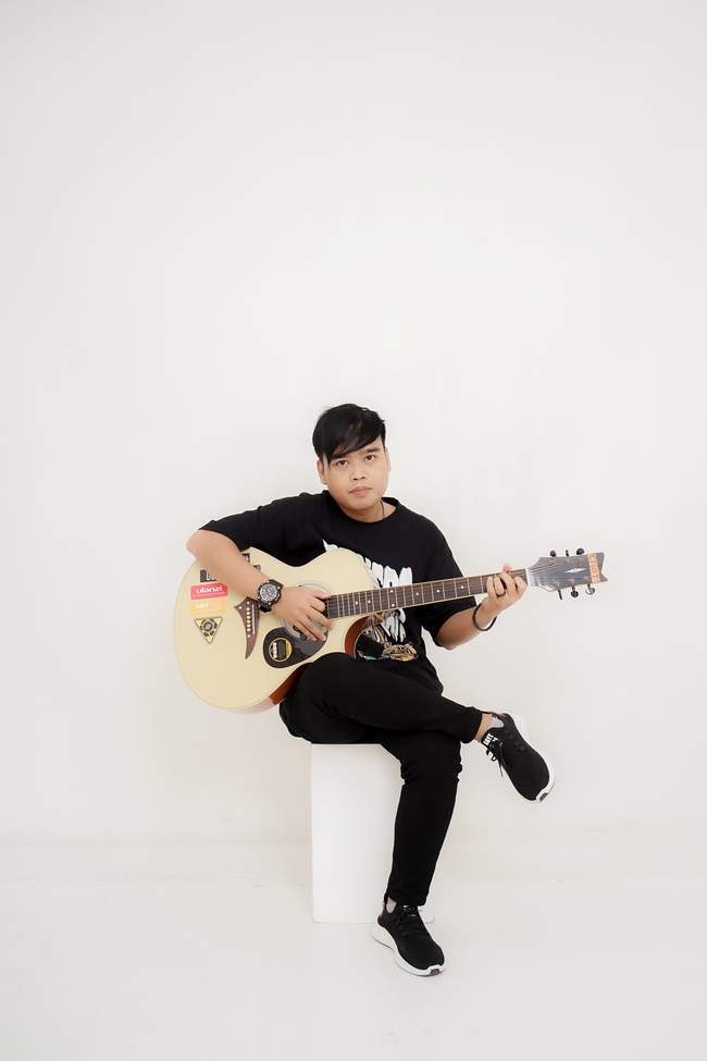 亚洲时尚弹吉他帅哥图片