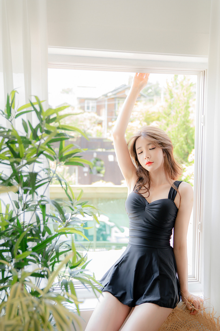 坐在窗户边的韩国美女柳京高清写真