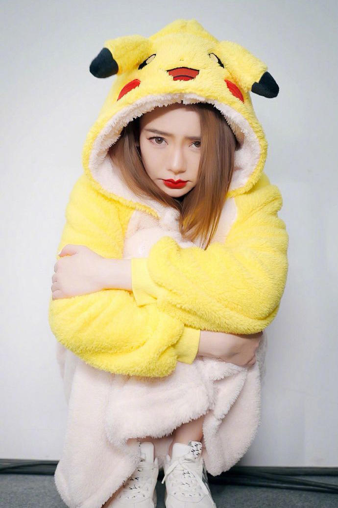 穿着皮卡丘睡衣的美女明星戚薇写真图片
