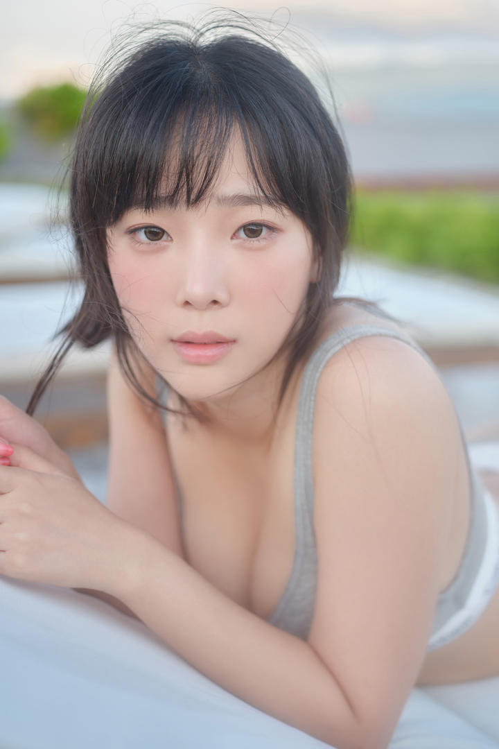 吹弹可破的白嫩清纯美女798艺术区人像摄影图片