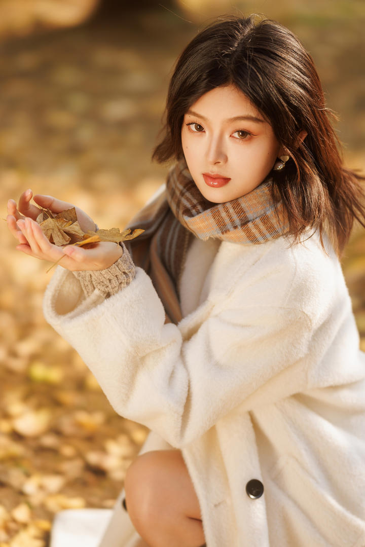 捧着树叶的养眼气质美女秋日摄影写真图片