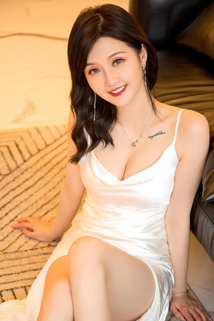 肤白貌美的韵味成熟少妇吊带睡衣写真图片