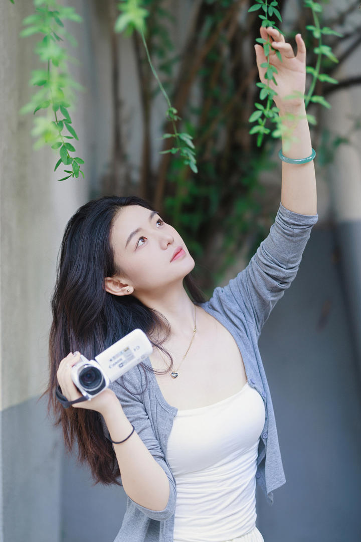 拿着摄像机的高颜值美女主播摄影图片